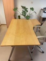 Schreibtisch mit geschwungener Platte, Buche / Metallbeine