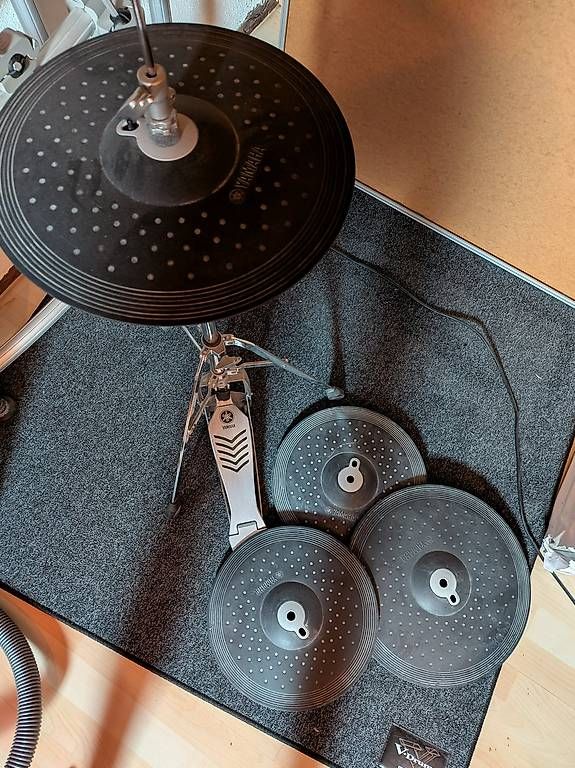 Strumenti musicali: Yamaha E-Drum Cymbal Set mit Hi Hat Ständer – Usato da Wallisellen venduto da witch_finder