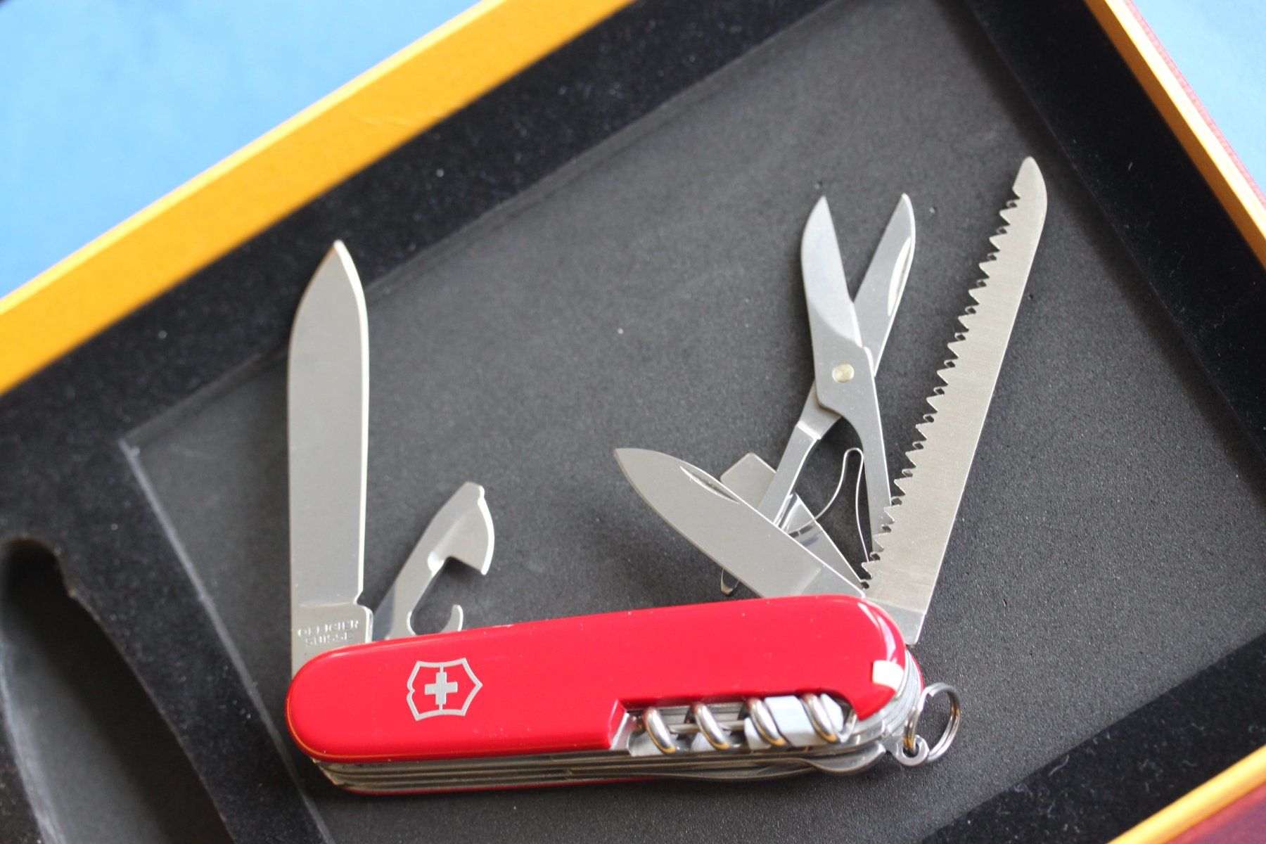 Victorinox Taschenmesser: Victorinox Huntsman "Year of the Dog" 2018 -  Nr. 6096/8888 – Gebraucht aus Riehen von Joncika 3