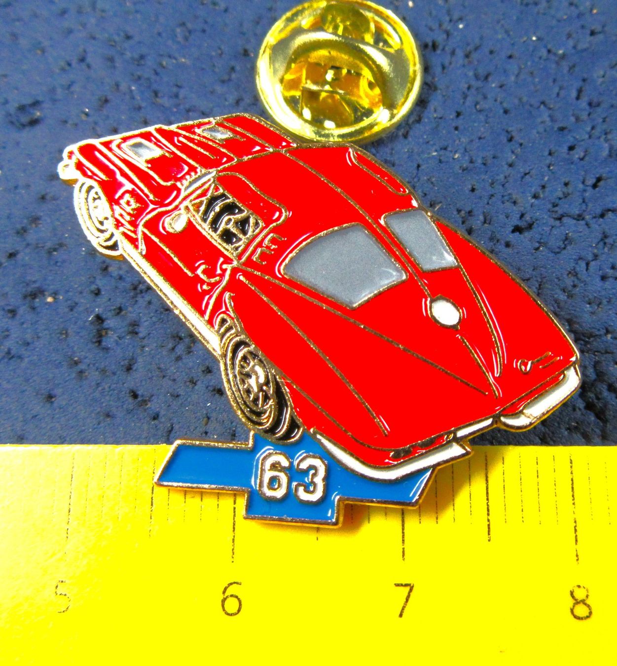 Chevrolet Placchette & Badge: CHEVROLET CORVETTE STINGRAY"SPLIT WINDOW" ROT AUTO PIN 1963 – Usato da Ettingen venduto da Hausi4711