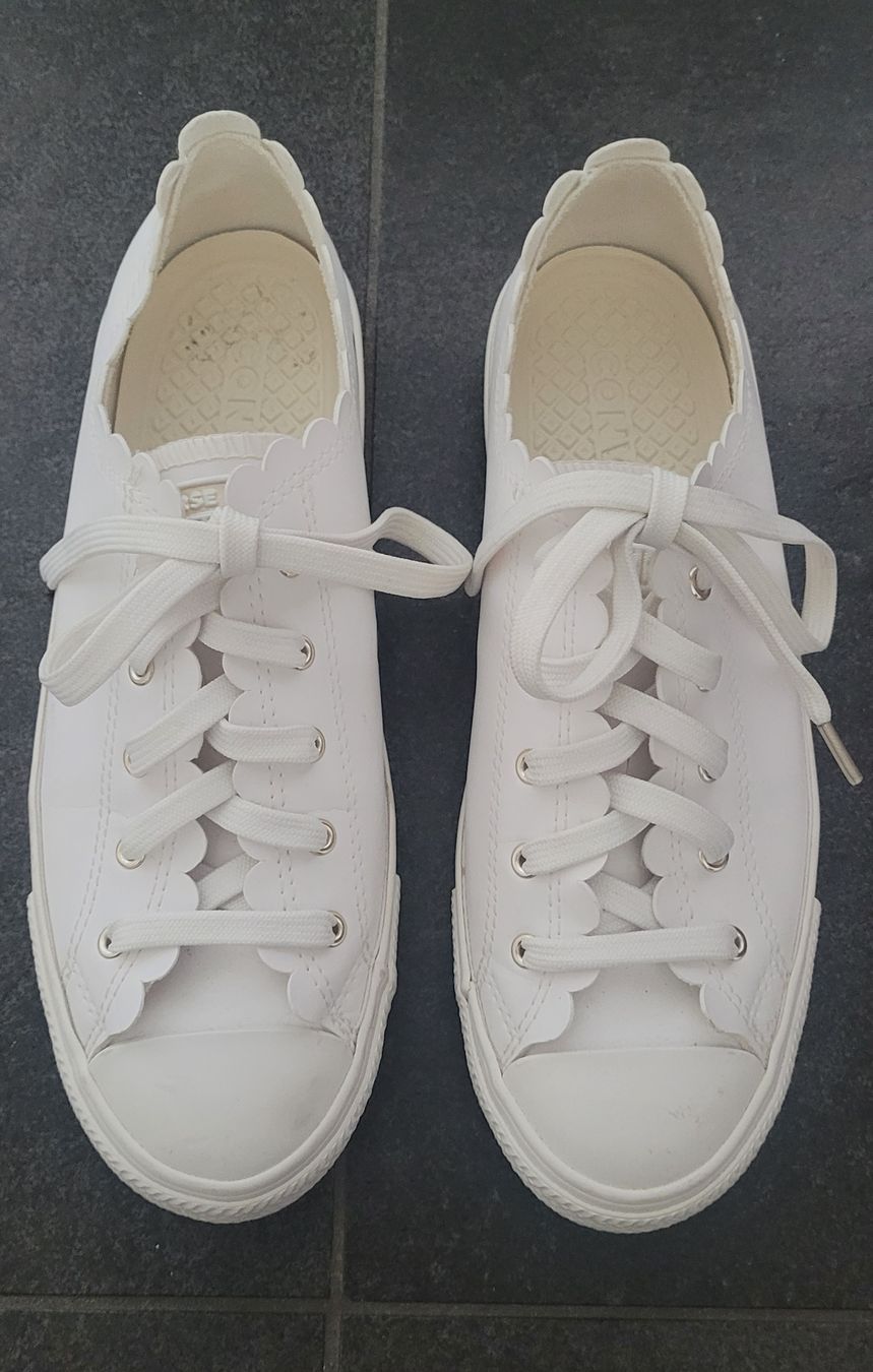 Converse Scarpe da donna: Baskets Converse en cuir blanches pointure 38 – Usato da Sion venduto da likaloba