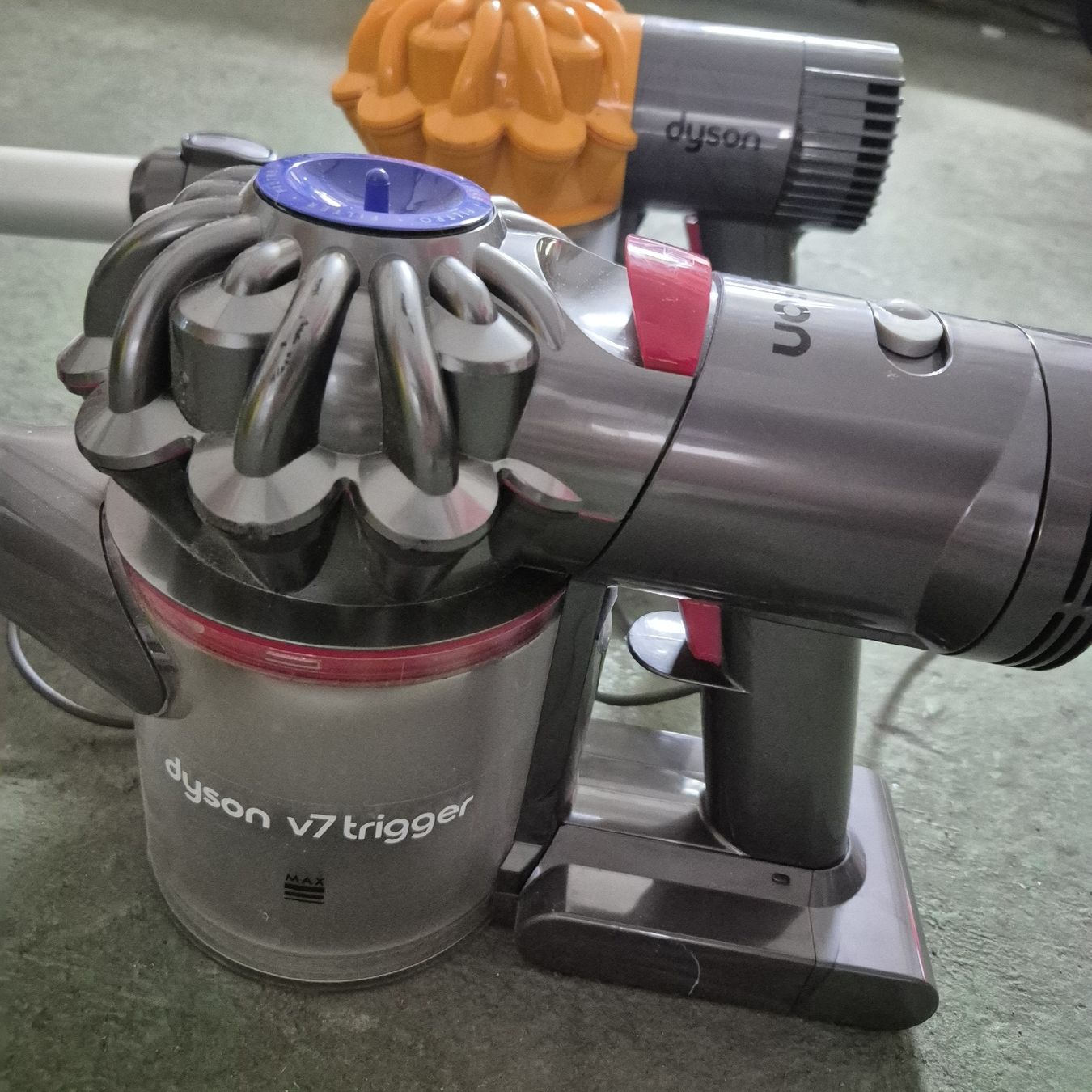 Dyson Aspirapolveri & Accessori: Dyson aspirateur DC62 et Dyson V7 Trigger lot – Usato da Ursy venduto da RetroBebar777 2