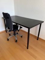 Schreibtisch und Schreibtischstuhl
