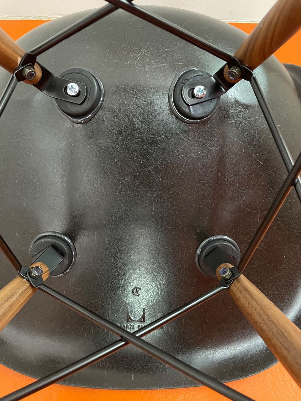 Eames Sedie: Eames Side Chair in schwarz – Usato da ipsach venduto da Latigo 2