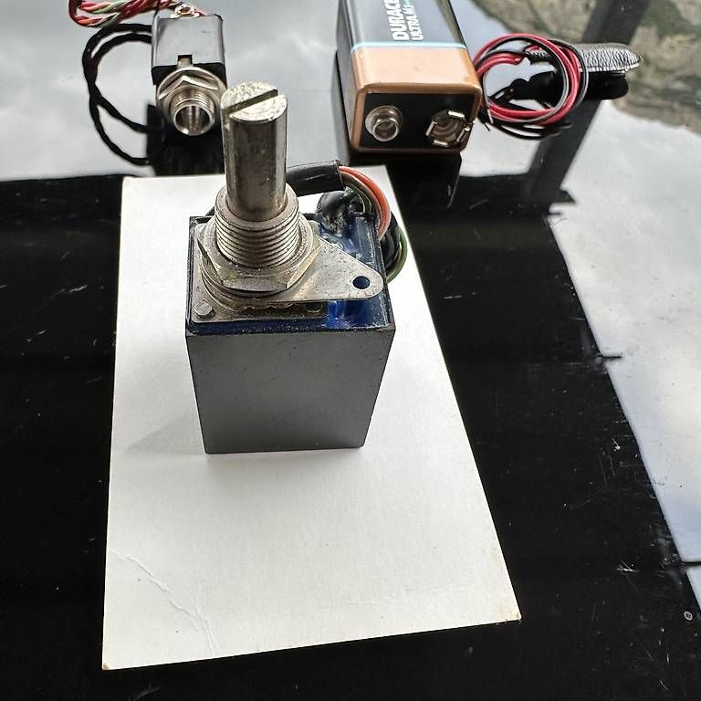 Amplificatori: Préampli intégré dans un potentiomètre – Usato da Carouge GE venduto da Domblo 1