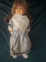 Alte Puppe mit kariertem Kleid und Tuch guter Zustand