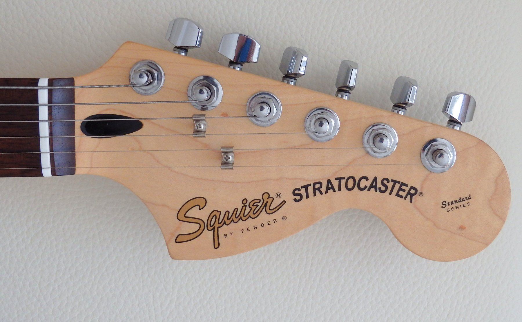 Washburn Strumenti musicali: E-Gitarre SQUIER Stratocaster mit FENDER-Case – Usato da Wattwil venduto da webrawa 5
