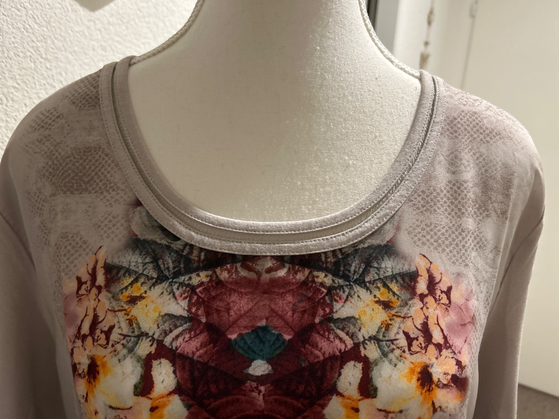 T-Shirts: Damen T-Shirt mit Blumenmuster – Gebraucht aus Brunnen von Nala2929 4