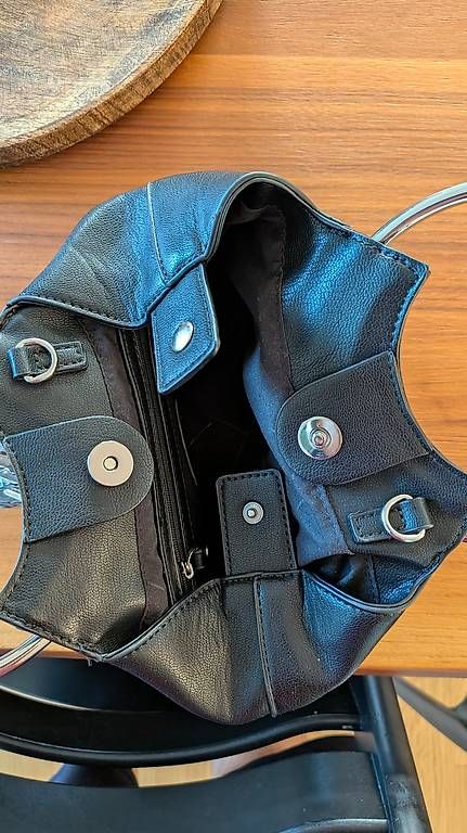 Sacs femmes: Schwarze Handtasche mit Metall-Ringgriffen – D'occasion à Zürich par SBZR 2