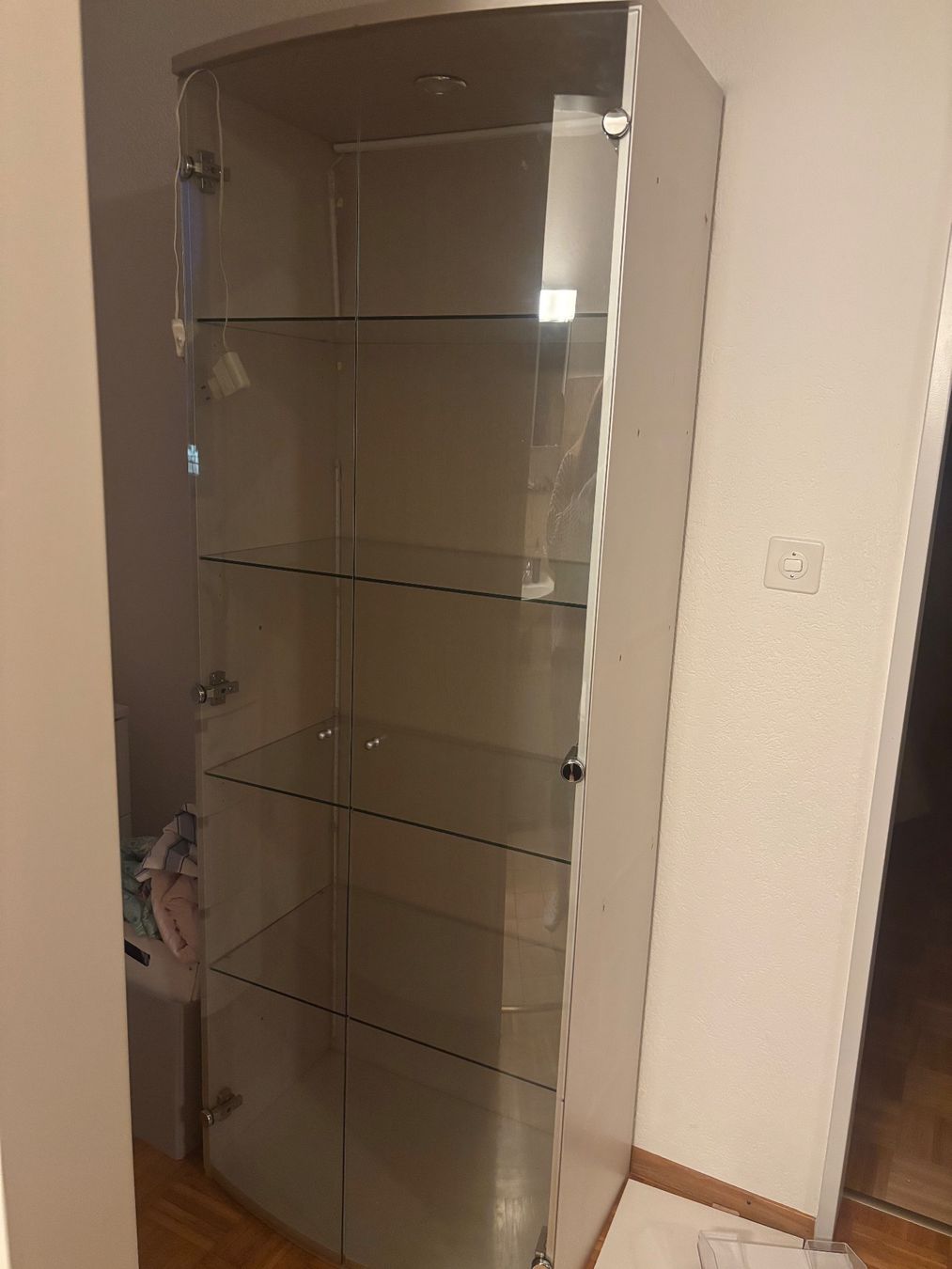 Vetrine: Glasvitrine mit Beleuchtung hellgrau – Usato da Altstätten SG venduto da jen_5sms 2