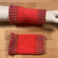Pulswärmer mit buntem Muster 🎨 - handgestrickt - NEU
