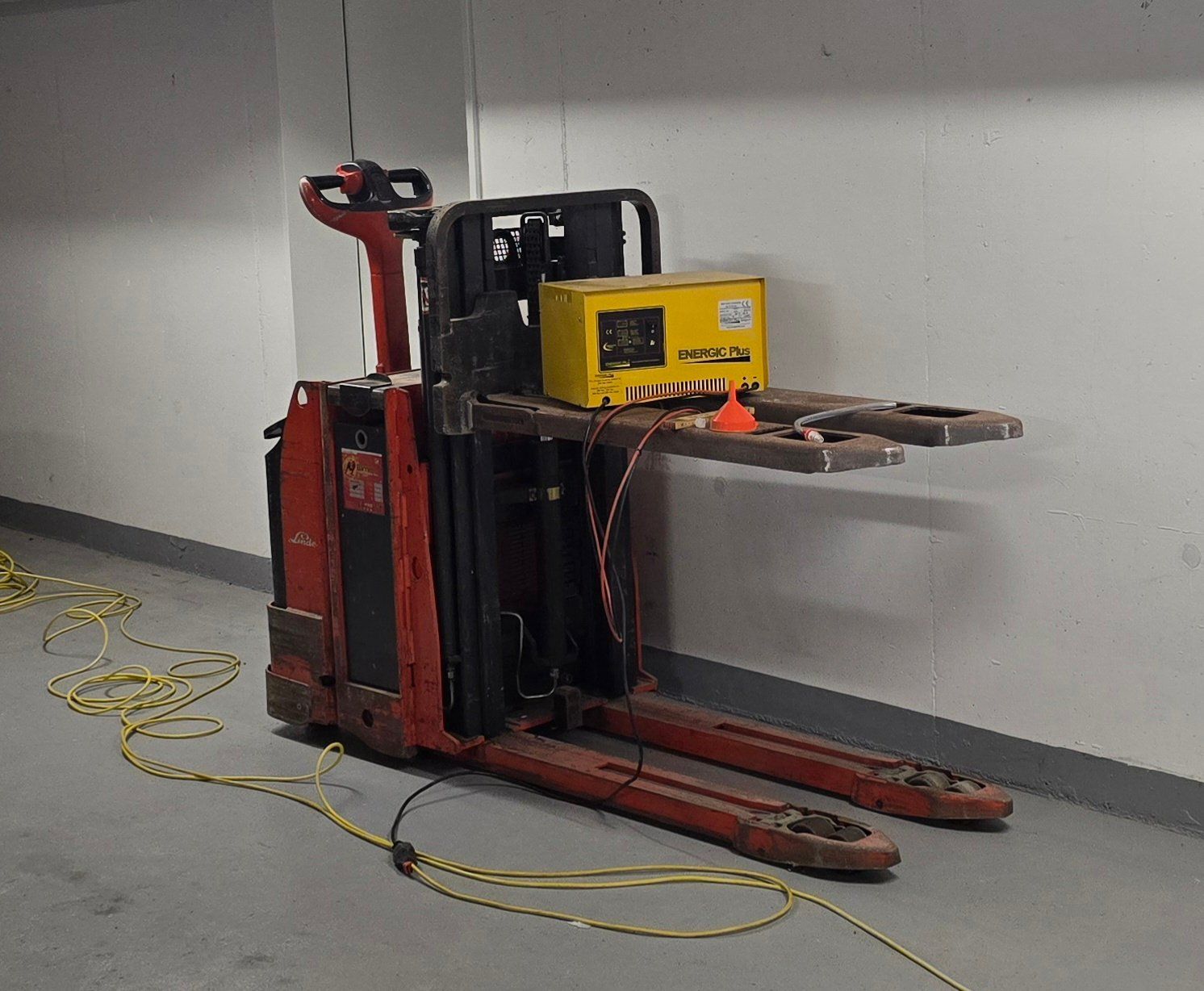 Linde Carrelli elevatori e a forche: Hubstapler (Niedermast, elektrisch) – Usato da Uetliburg SG venduto da SUGORI