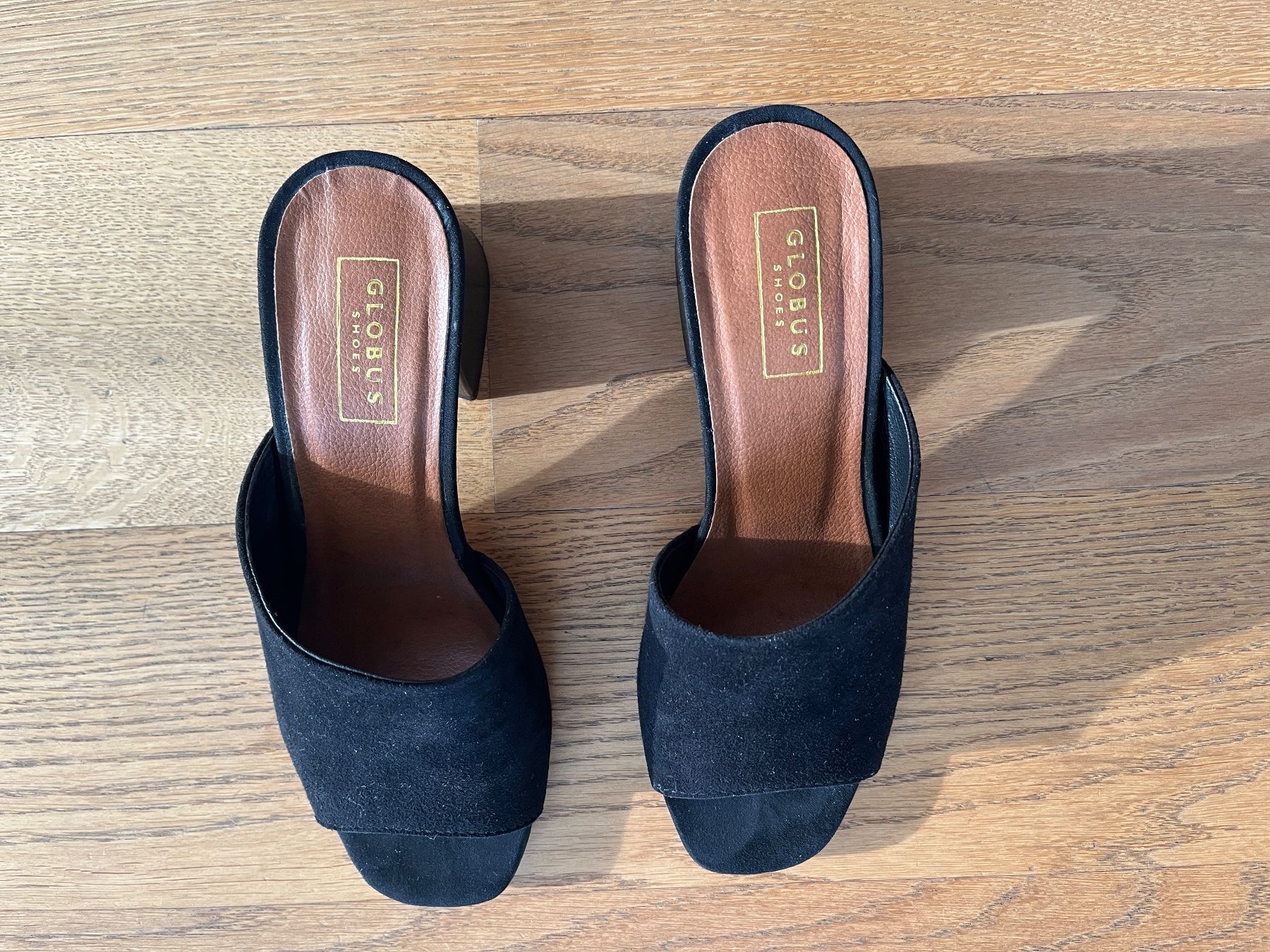 Scarpe da donna: Schwarze Wildleder-Pantoletten, Gr. 36 – Usato da Malans GR venduto da Wimpa