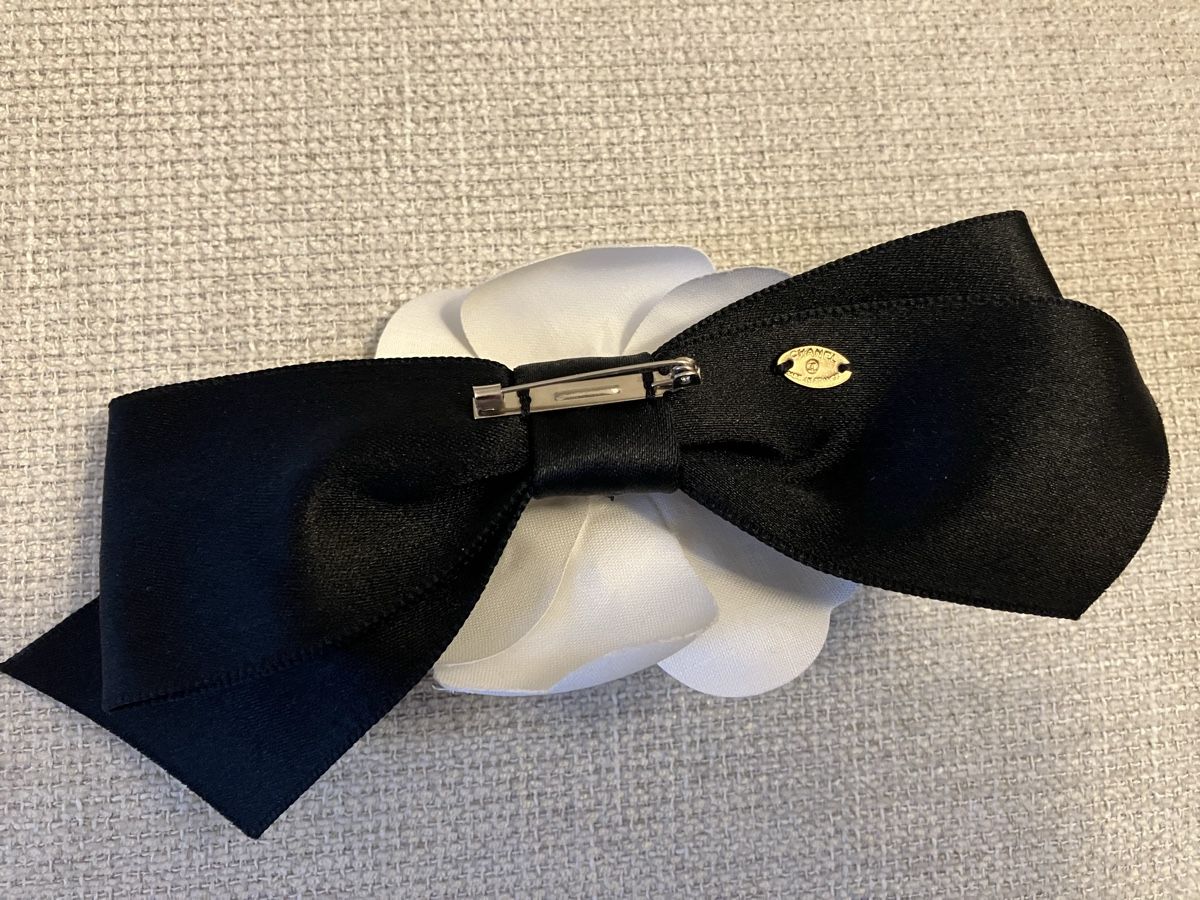 Chanel Spille & Fermagli: Broche Chanel  – Usato da Montreux venduto da princessleia 2