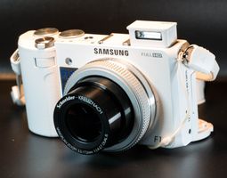 Samsung EX2F Premium-Kompaktkamera - F1.4