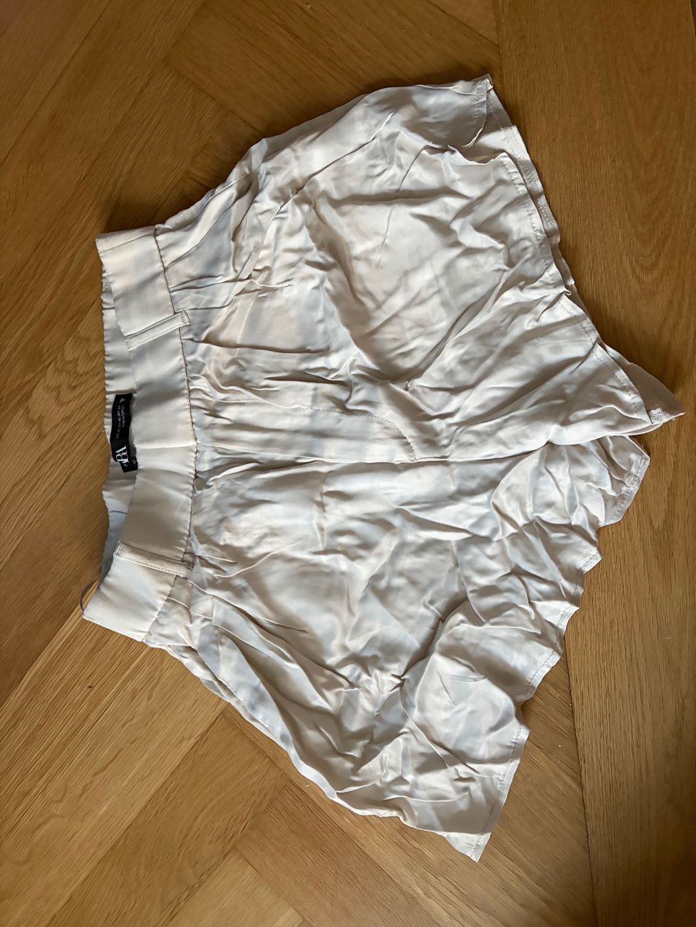 Zara Pantaloni: ZARA sating beige short – Nuovo e nell'imballaggio originale da Zürich venduto da mon_ht6w
