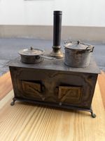 Antikes Blech-Spielzeug-Herdli mit Kochtoepfen, sehr schoen!