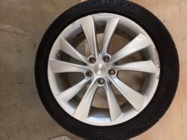 Tesla Model S 4 Felgen mit praktisch neuen Sommerpneus