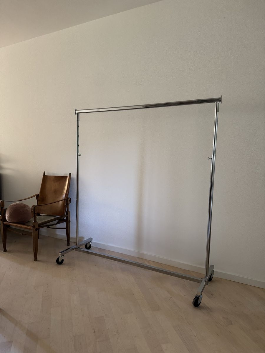 Pfister Garderobe: Verchromter Kleiderständer mit Rollen 220cm breit – Gebraucht aus Zürich von PhilippeMueller 1