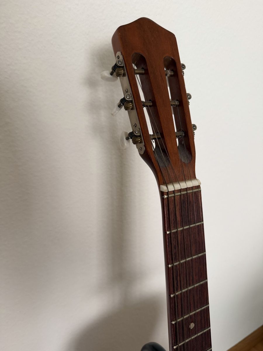 Musikinstrumente: Gitarre inkl. Ständer   – Gebraucht aus Oberwil BL von Hariva 2