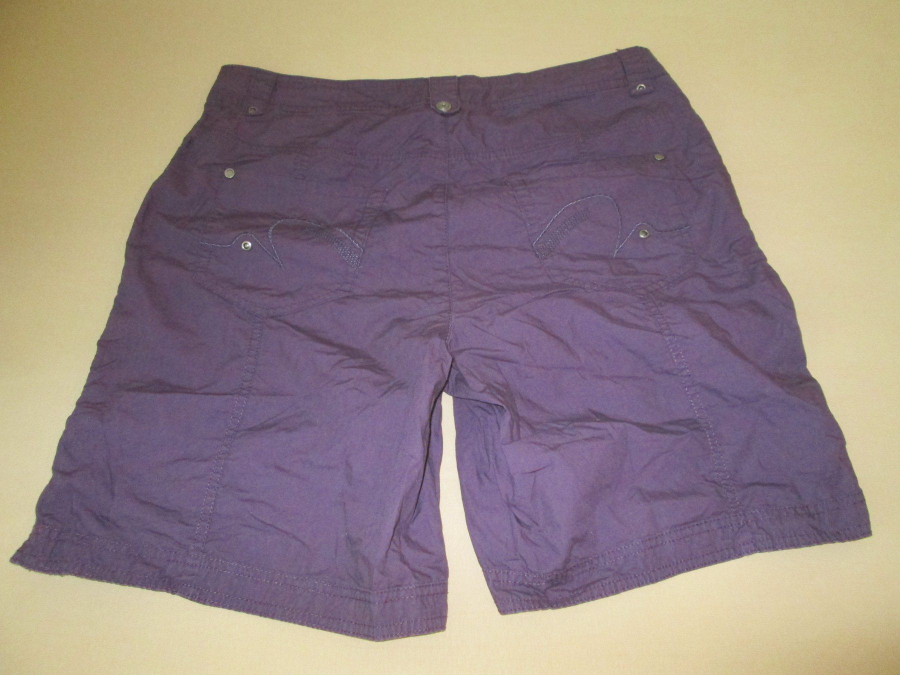 C&A Hosen: Violette Shorts – Gebraucht aus Neuchâtel von Dualseele 1