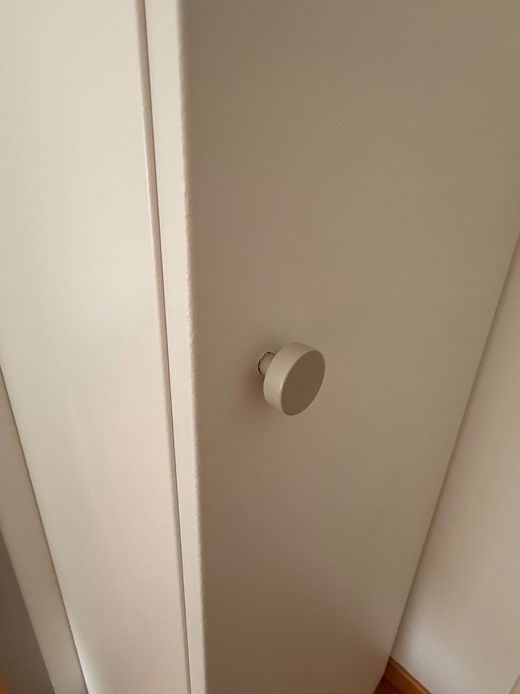 Ikea Armadi: Schrank weiss, mit Metallkorb – Usato da Zürich venduto da mic_95l5 2
