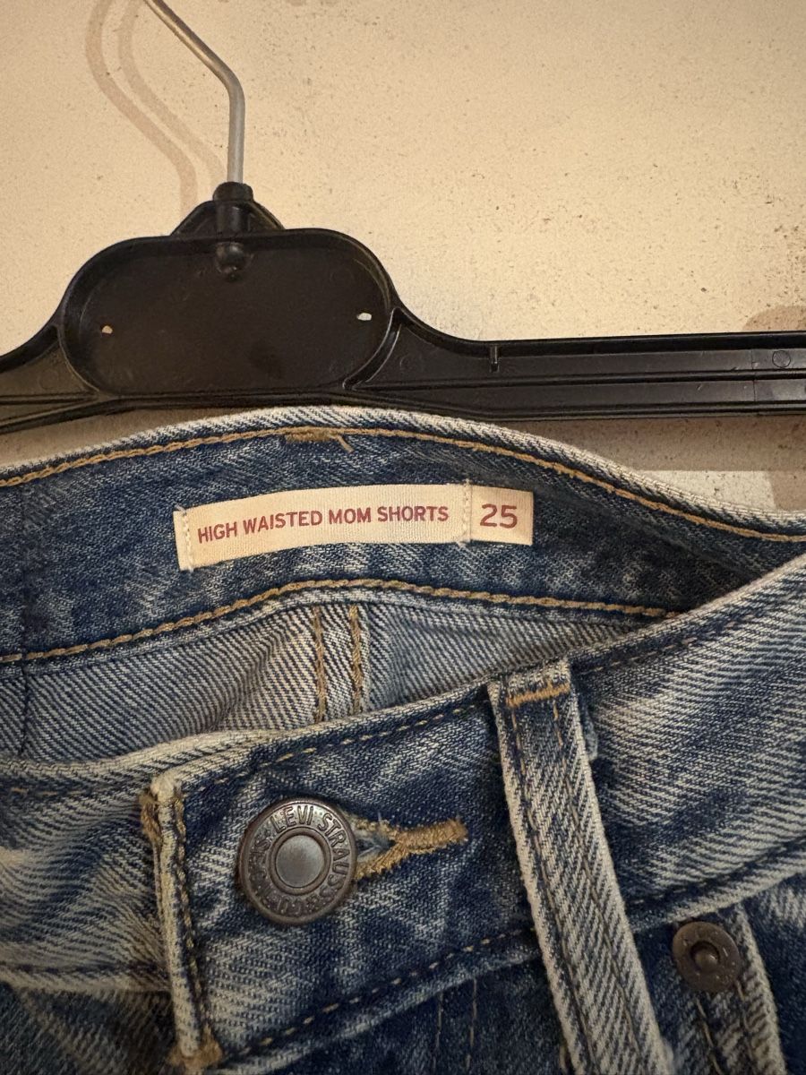 Levi's Pantalons: Shorts Levi's High Waisted Mom taille 25  – Neuf (Voir description) à Cugy FR par K78 2