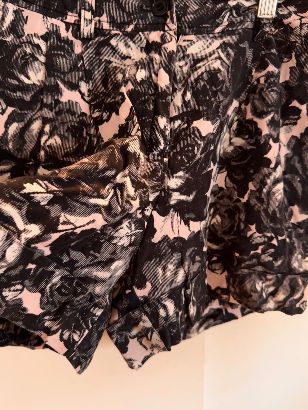 H&M Pantaloni: Kurze Blumen-Hose H&M 36 – Nuovo (secondo la descrizione) da Richterswil venduto da Manu55555 1