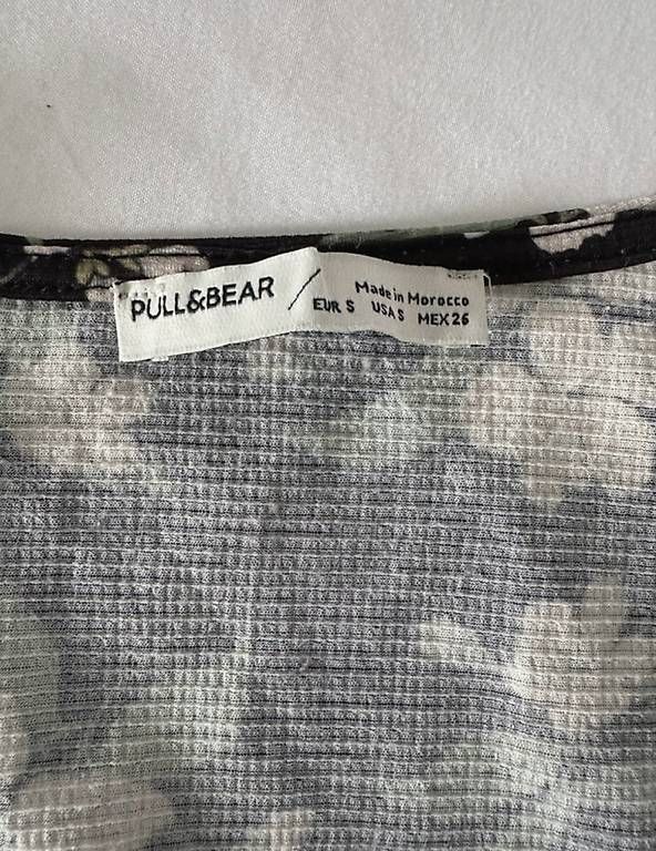 Tops: Schwarzes geblümtes Top von Pull&Bear – Gebraucht aus Balsthal von nlo_wg7q 3