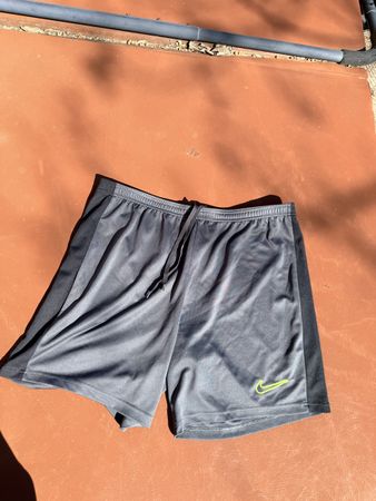 Short de sport Nike, gris et noir - Taille L