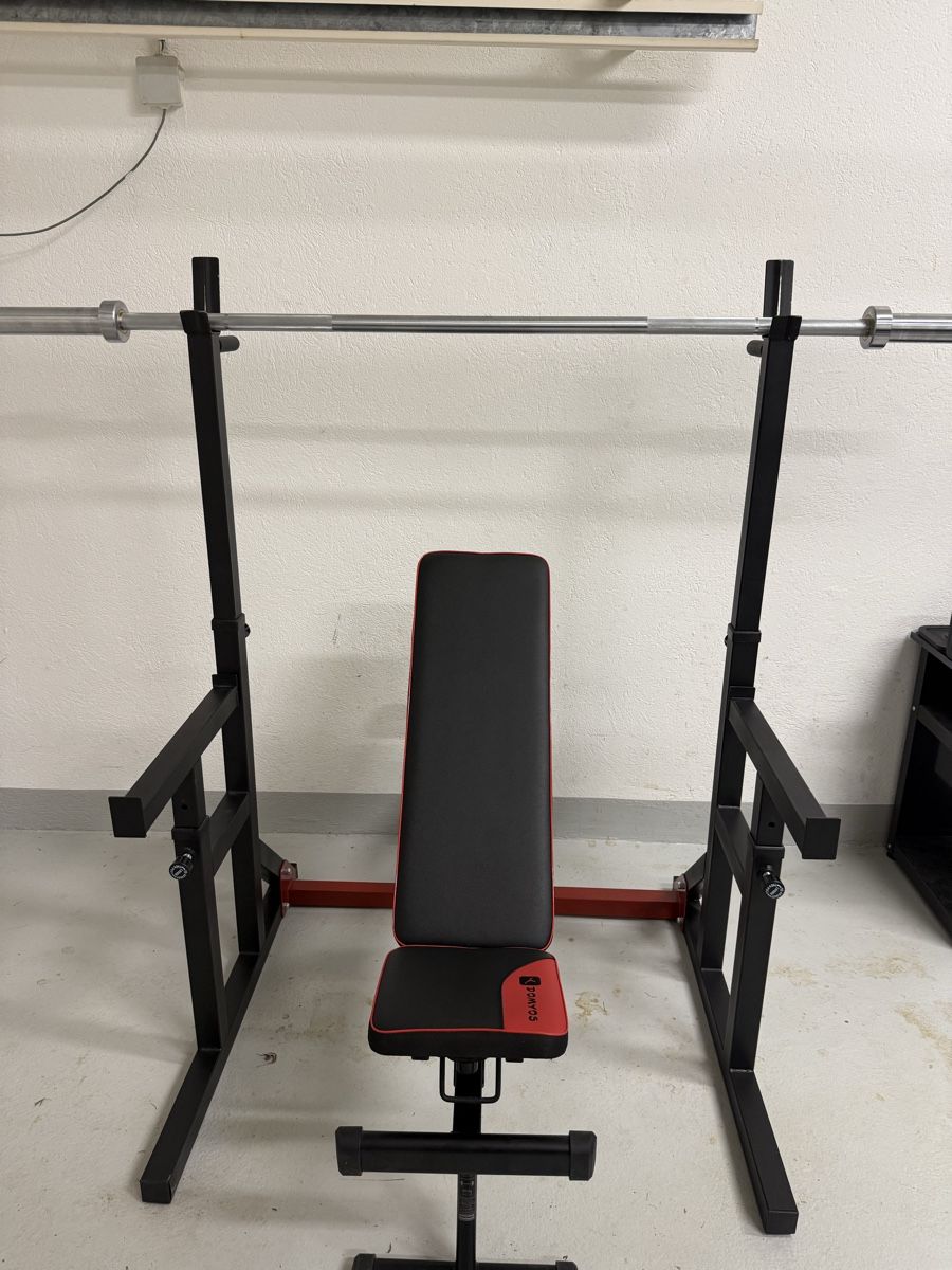 Hometrainer: Weight Bench with Barbell and Weight Rack – Gebraucht aus Wollerau von jam_2kzc 4