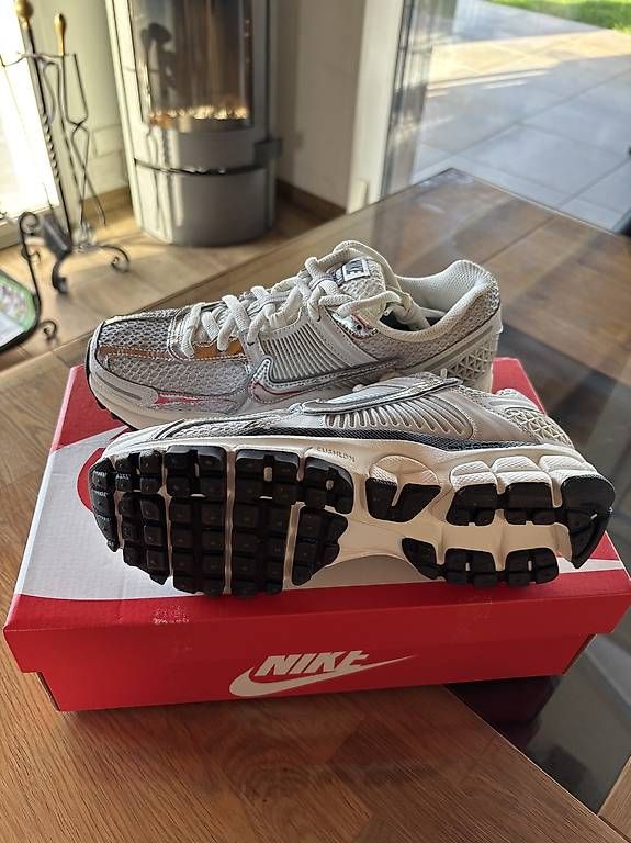 Nike Scarpe da donna: Nike Zoom Vomero 5 Metallic Silver – Nuovo e nell'imballaggio originale da Perroy venduto da barballalla 2