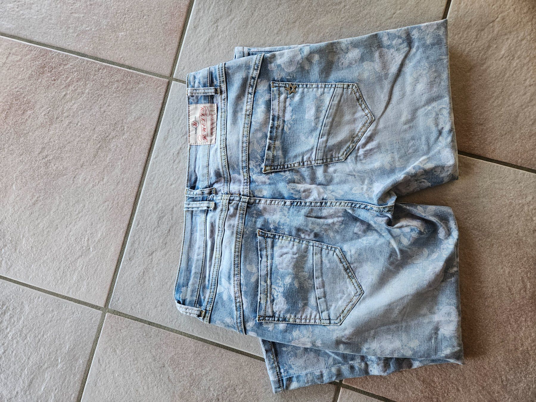 Pantaloni: Pantacourt taille 40 – Usato da Vétroz venduto da sas_yln5 1
