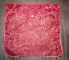 Pochette rouge en tissu fin