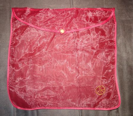 Pochette rouge en tissu fin