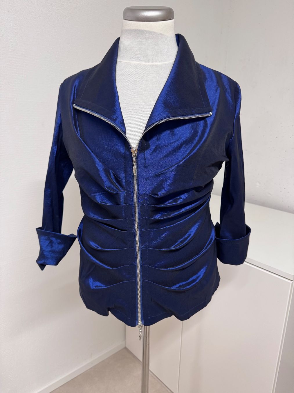Joseph Ribkoff Giacche: Schillernde blaue Joseph Ribkoff Jacke – Usato da Zürich venduto da van_5xbk