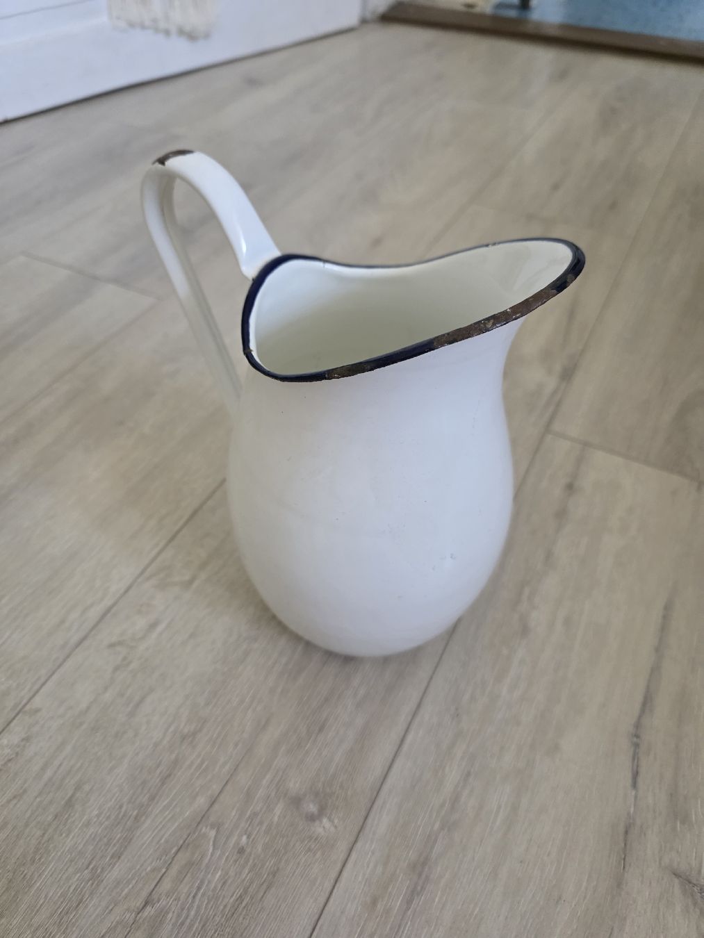 Teiere: alter Emaille Krug weiss mit blauem Rand gebraucht. – Usato da Wigoltingen venduto da Zuckerfee84