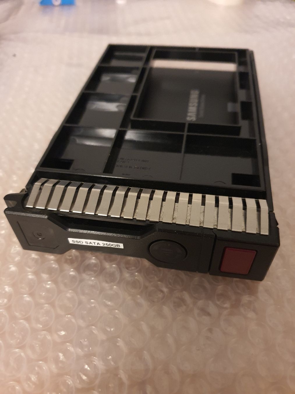 Hewlett Packard Server: HP 3.5" caddy with SSD 250GB for ProLiant Gen8 – Gebraucht aus La Tour-de-Peilz von Gbes