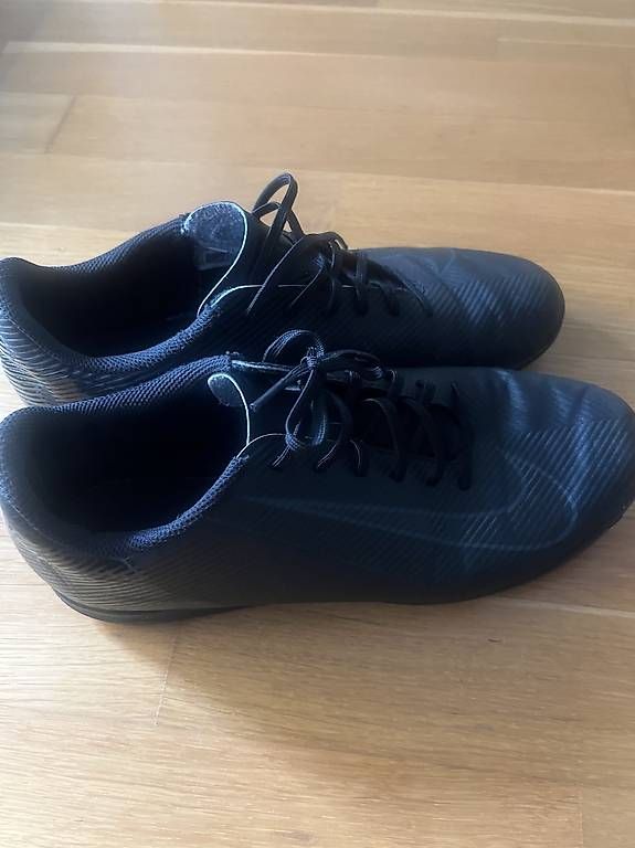 Schuhe für Jungen: Nike Hallenschuhe Grösse 43 – Gebraucht aus Steinhausen von san_c7kq 1