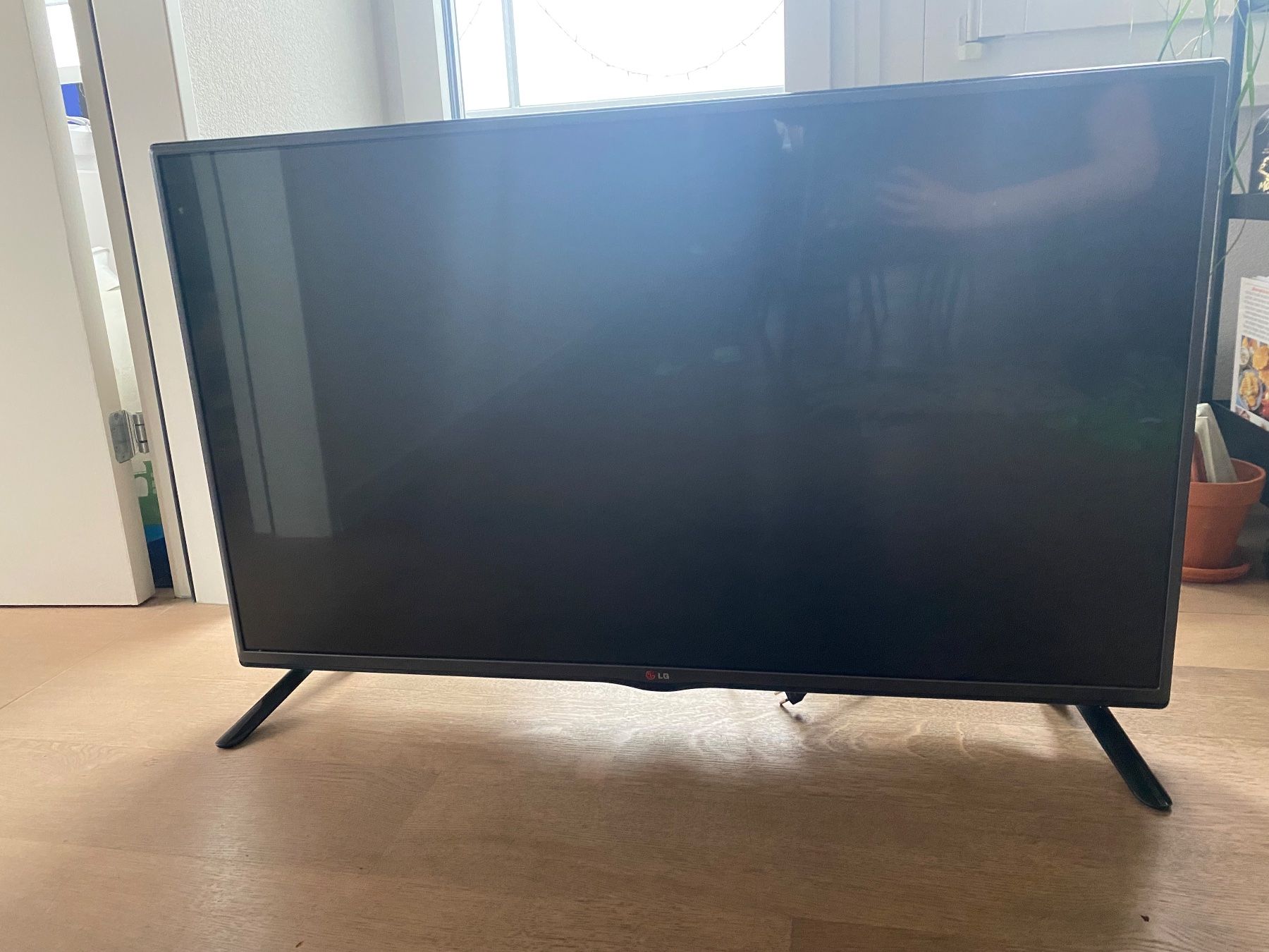 LG Fernseher: LG LED-TV 42“ – Gebraucht aus Schlieren von vivid_wrld 1