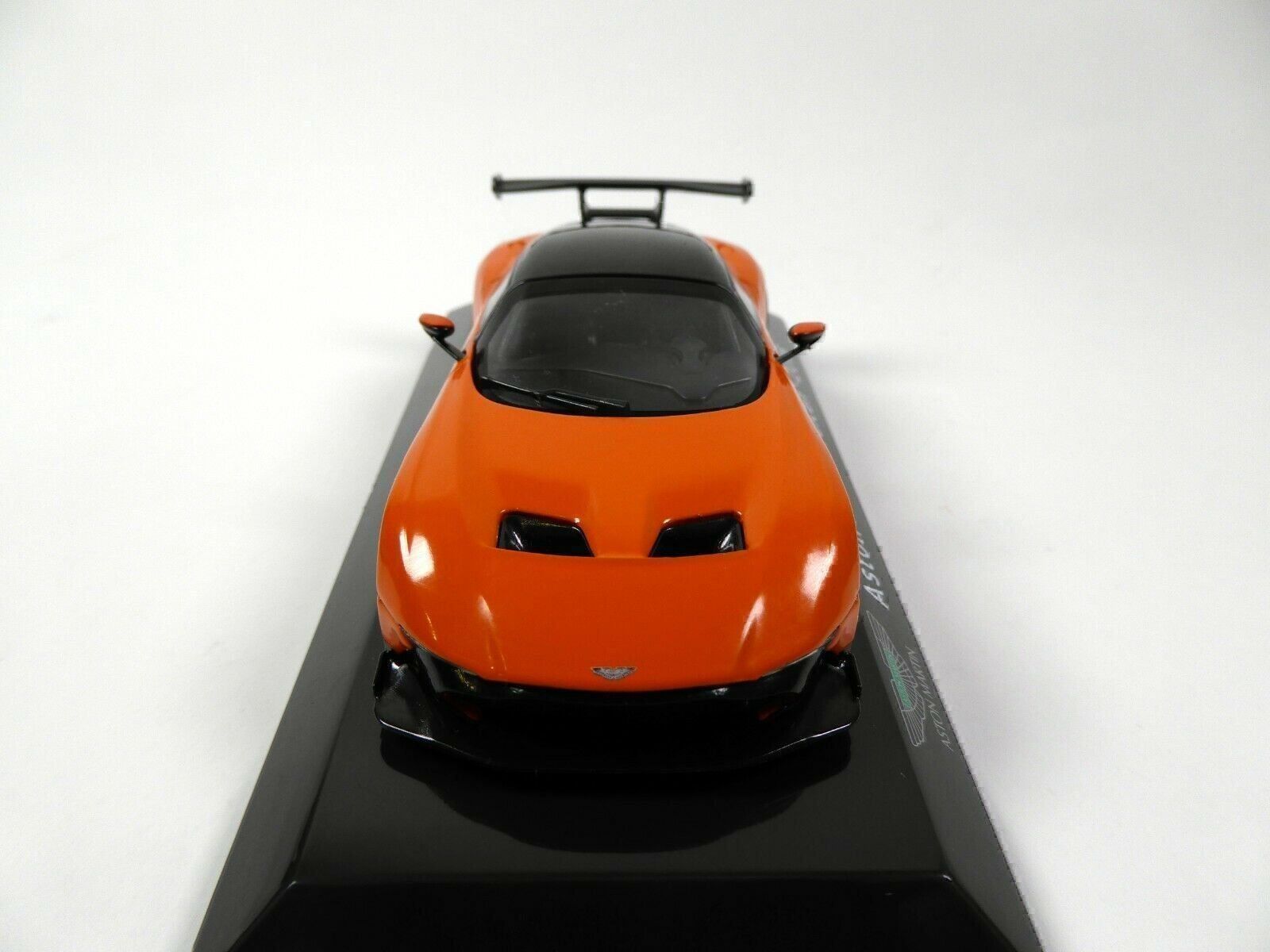 Aston Martin Modellini d'auto: Aston Martin Vulkan seit 2015 orange / schwarz      1:43 – Nuovo e nell'imballaggio originale da Gerlafingen venduto da espero88 4