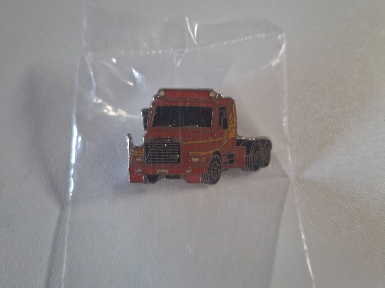 Placchette & Badge: Lastwagen Pin, neu – Nuovo e nell'imballaggio originale da Erlinsbach venduto da pfunky