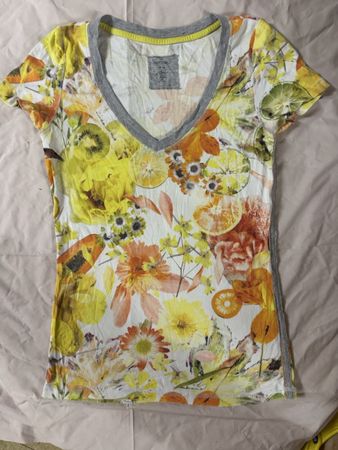 T-Shirt Marc Cain V-Neck floral fruit print used