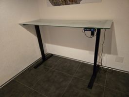 Elektrisch höhenverstellbarer Schreibtisch