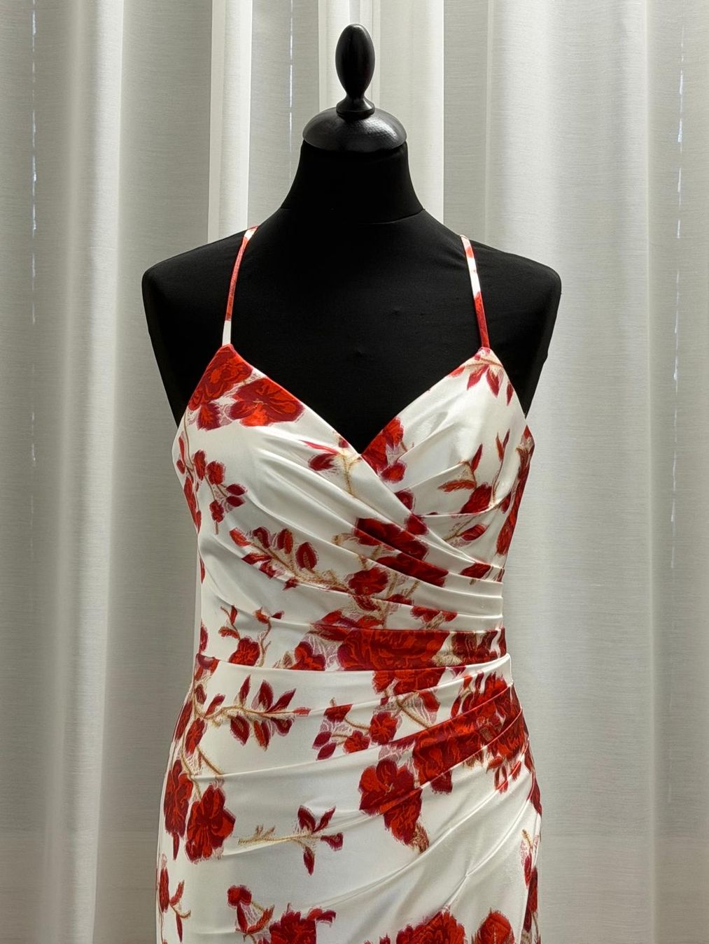 Kleider: Abendkleid Blumenmuster Rot Weiss Grösse 36 – Neu (gemäss Beschreibung) aus Uster von VMT. 1
