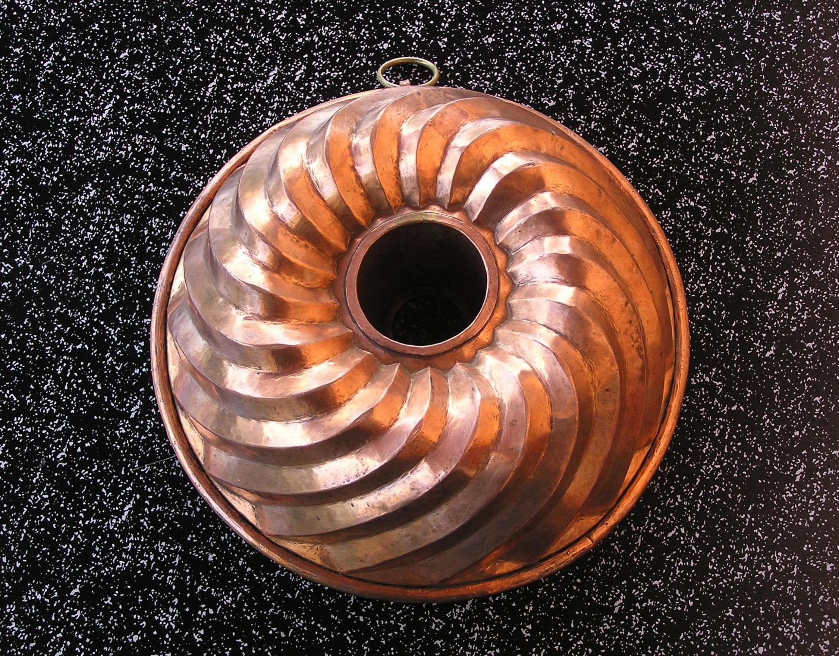 Teglie da forno: ANTIKE BACKFORM GUGELHOPFFORM KUPFER – Usato da Grenchen venduto da Antique-hunter
