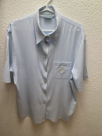 DeVille Damenbluse Gr. 42 – Hellblau mit Stickerei | Kurzarm