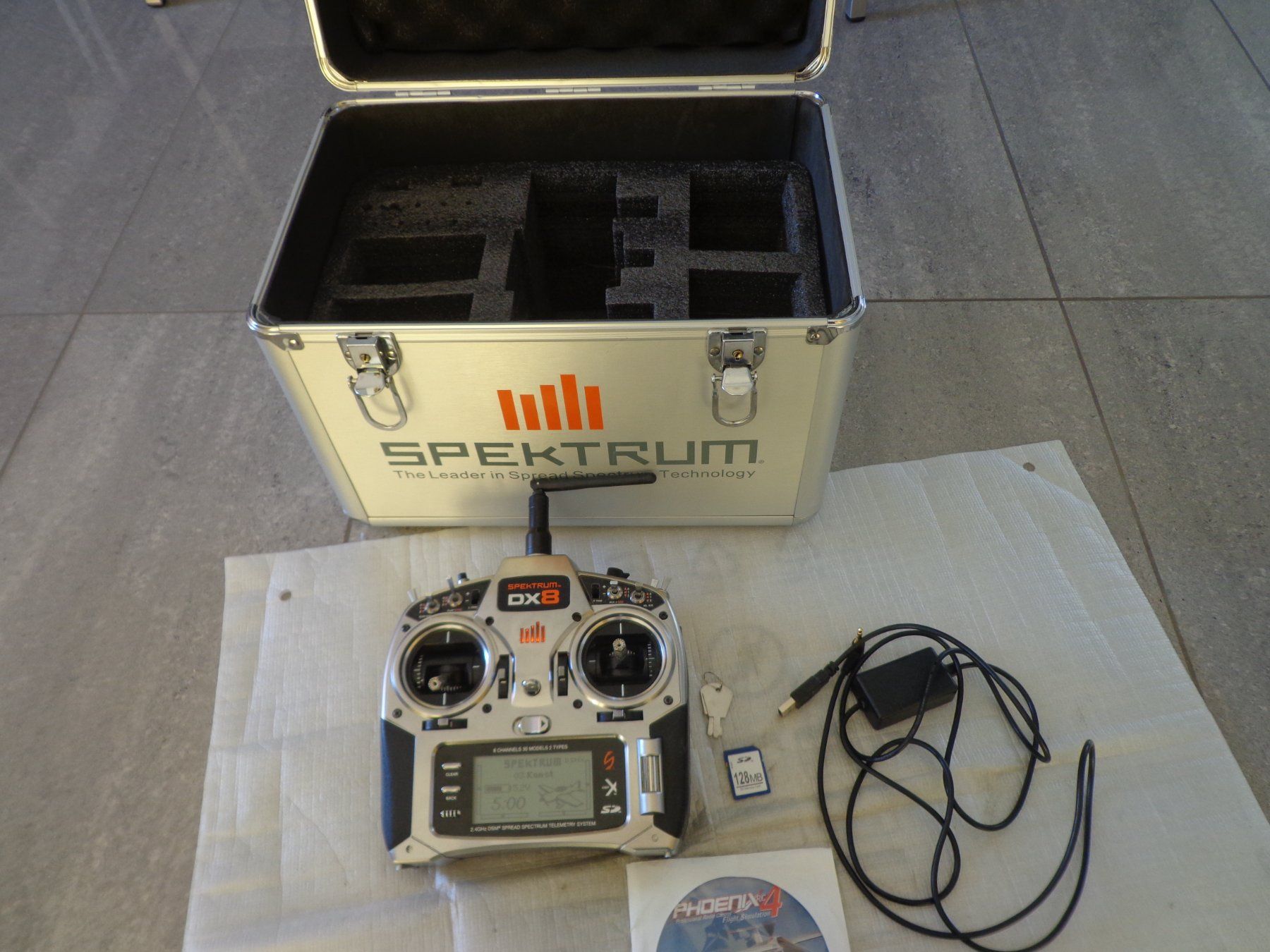 Spektrum Telecomando: Spektrum DX 8 sender mit koffer – Usato da Camorino venduto da Dibi7 4