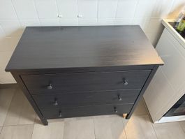 Commode trois tiroirs couleur brun foncé bon état