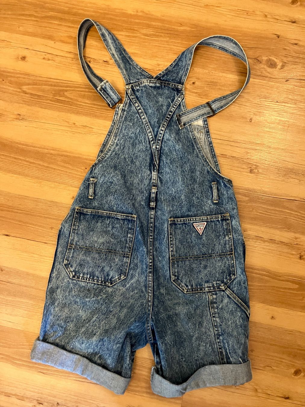 Guess Hosen: Latzhosen – Gebraucht aus Sargans von Soraka 4